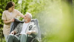 Auxiliar atiende a una persona mayor