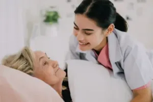 Auxiliar atiende a una persona mayor