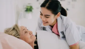 Auxiliar atiende a una persona mayor