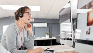Mujer en un puesto de trabajo de teleasistencia