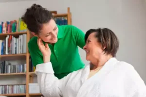 Técnica en depedencia asiste a una mujer mayor